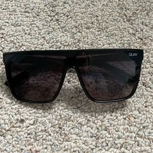 Quay sunglasses black hardly used